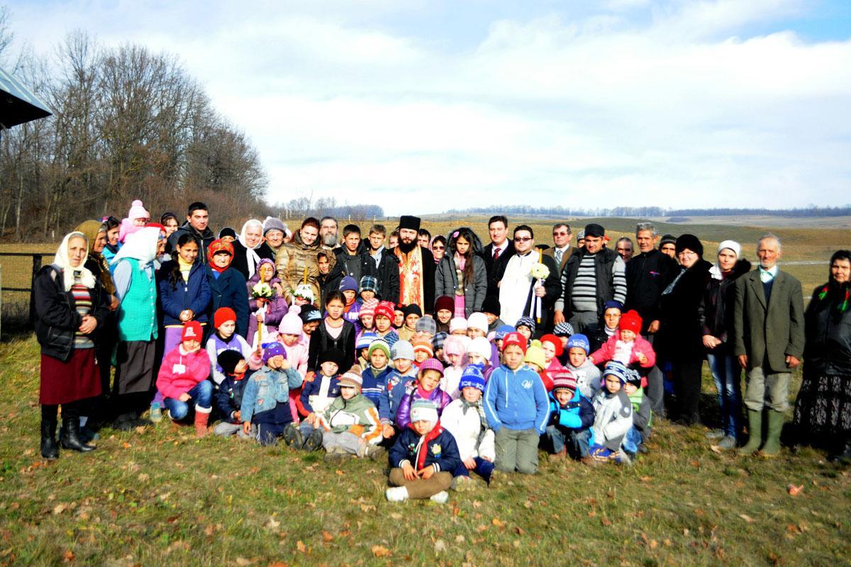 Haină luminoasă a botezului pentru cinci copii din Vadu Vejii